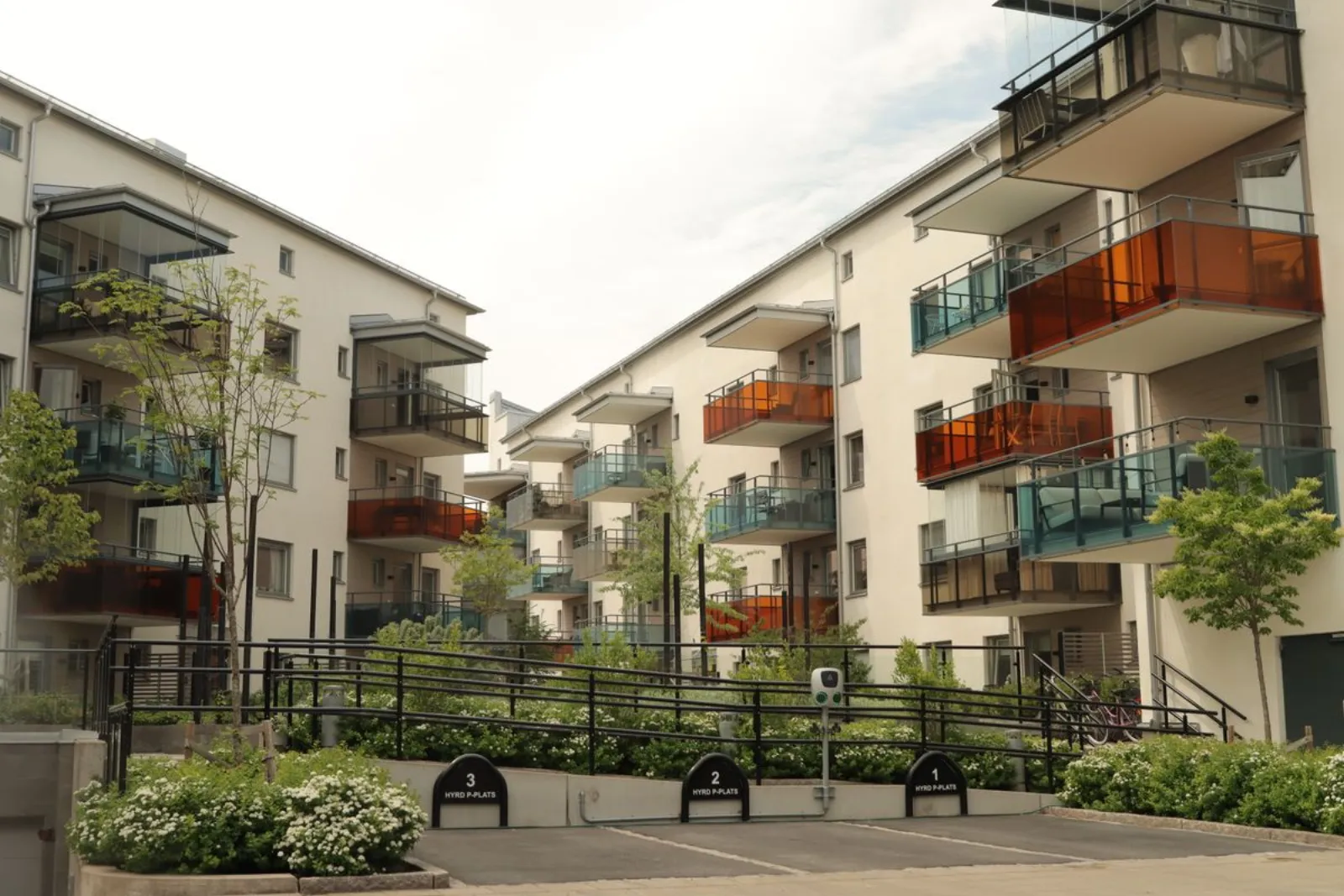 Innergård med moderna flerfamiljshus och hyrda parkeringsplatser