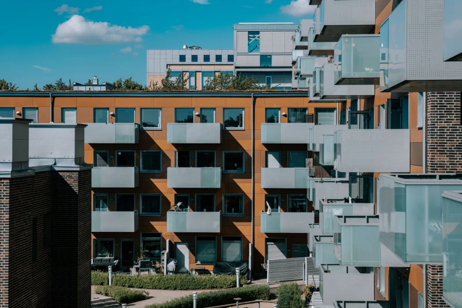 Moderna lägenhetshus med balkonger i tät bebyggelse